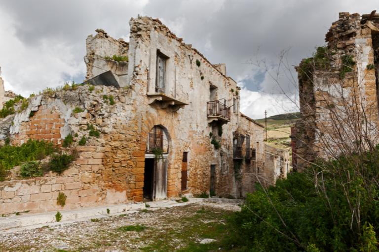 Exploring Abandoned Towns in Italy That Feel Frozen in Time 3 decrepit home in italy