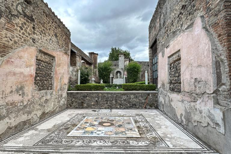 pompeii ruins with mosaic floor