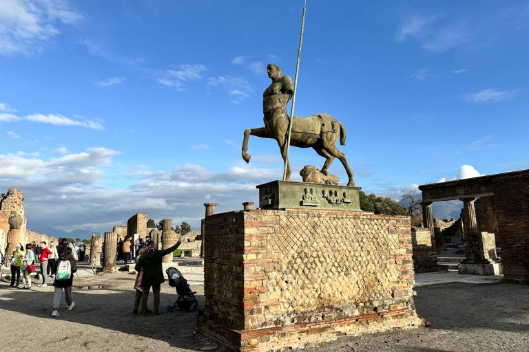 statue pompeii forum