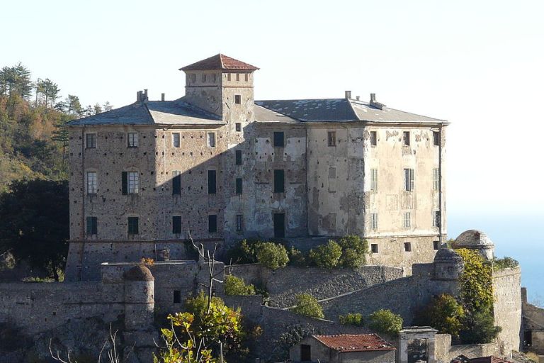 Exploring Abandoned Towns in Italy That Feel Frozen in Time 7 Balestrino castello