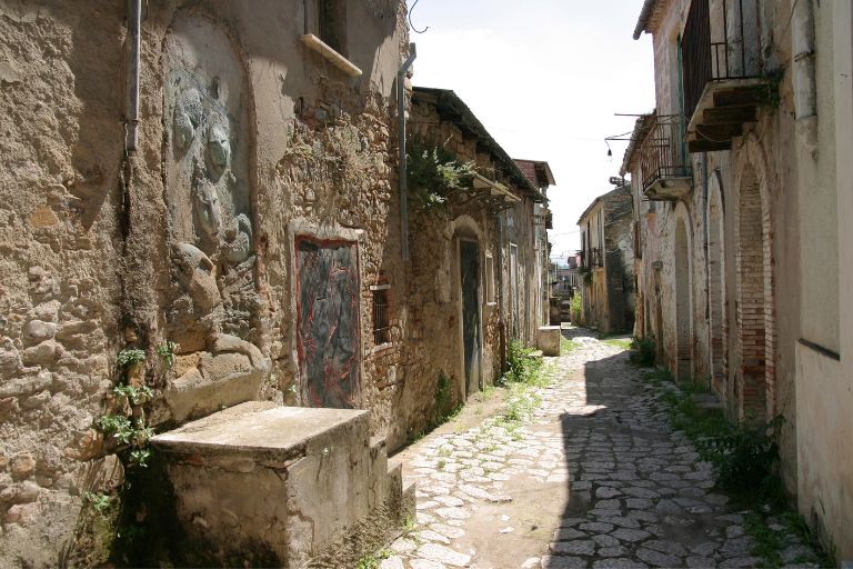 Exploring Abandoned Towns in Italy That Feel Frozen in Time 13 apice vecchio italy